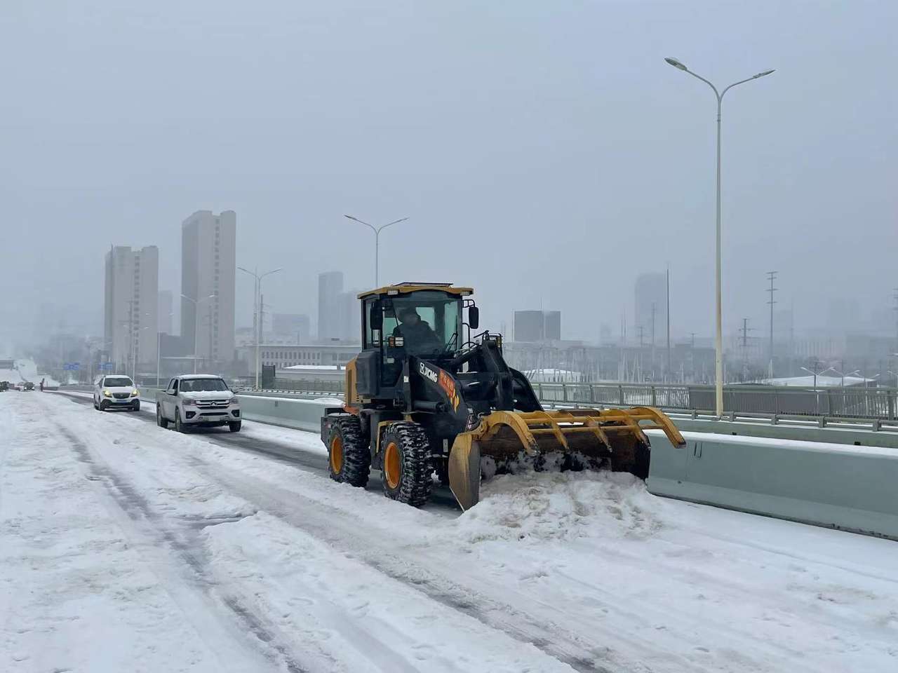 在汉央企中建三局志愿扫雪除冰助力江城畅通