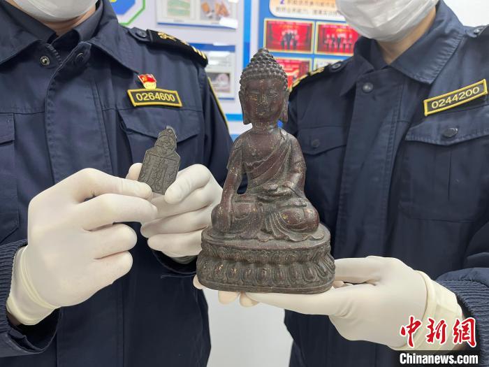 天津海关在出境邮件中查获两件清代文物