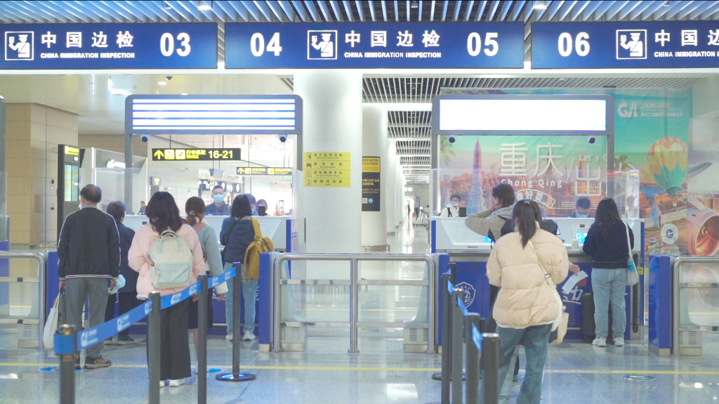 中泰互免签证政策落地首日 重庆口岸迎来首批入境旅客