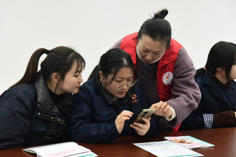 重庆璧山：妇幼保健院党员志愿服务进企业送健康