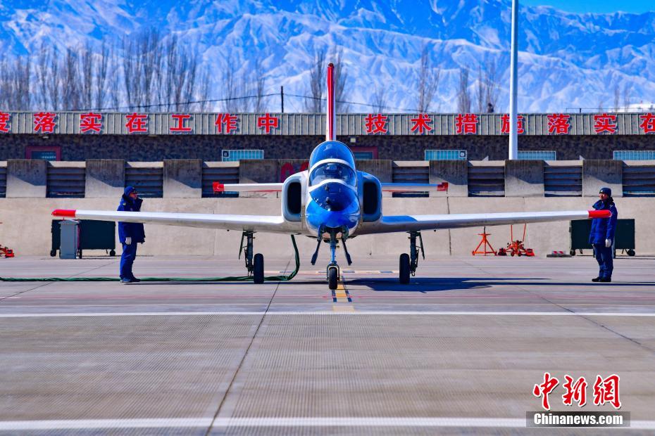 空军西安飞行学院某旅组织雪后飞行训练