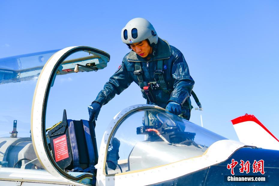 空军西安飞行学院某旅组织雪后飞行训练