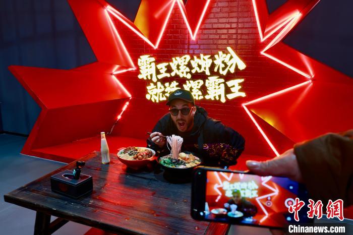 外媒记者广西“打卡”新能源汽车、“网红”小吃 感受中国发展