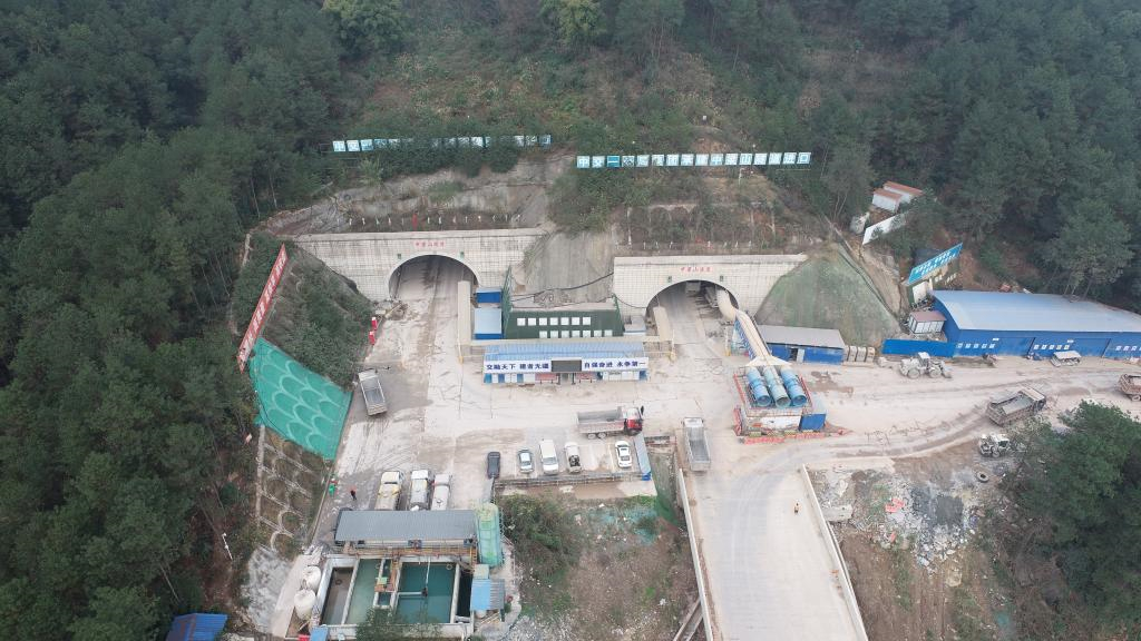 “三送”服务到工地 助力交通项目高质量建设