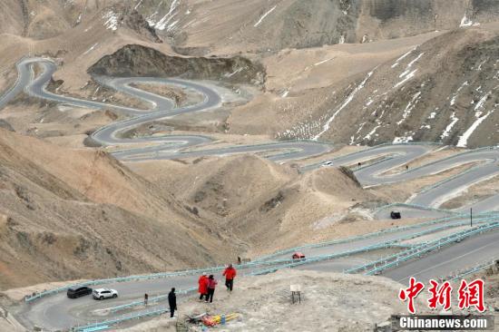 新疆“网红公路”盘龙古道恢复通车