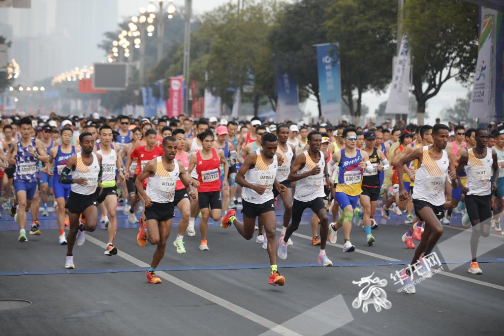 视频 | 3万名跑者齐聚！2024重庆马拉松鸣枪开跑