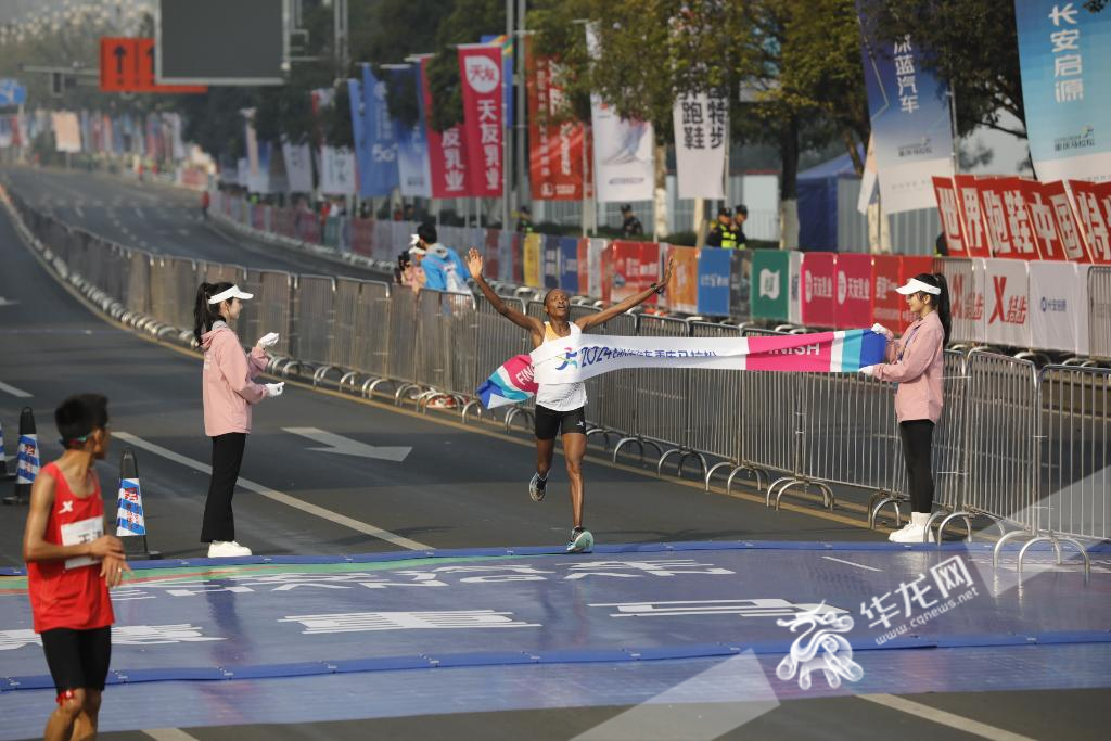 双双刷新！重庆马拉松男女子组赛会纪录均被打破！