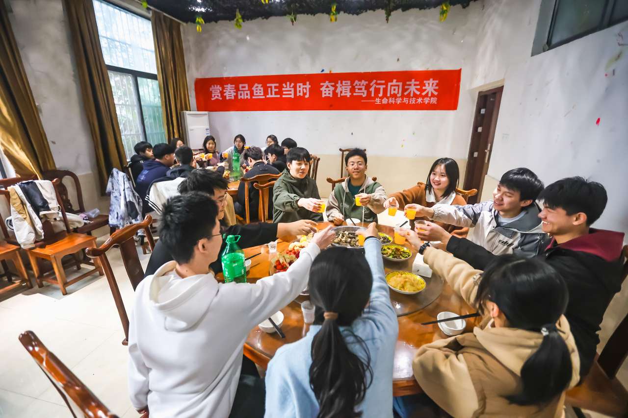 武汉生物工程学院师生一起赏春意、品鱼宴