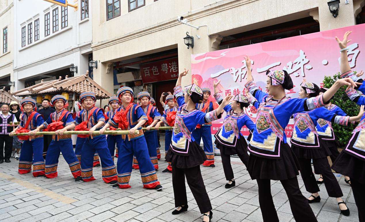 广西百色市各族群众庆祝“广西三月三”