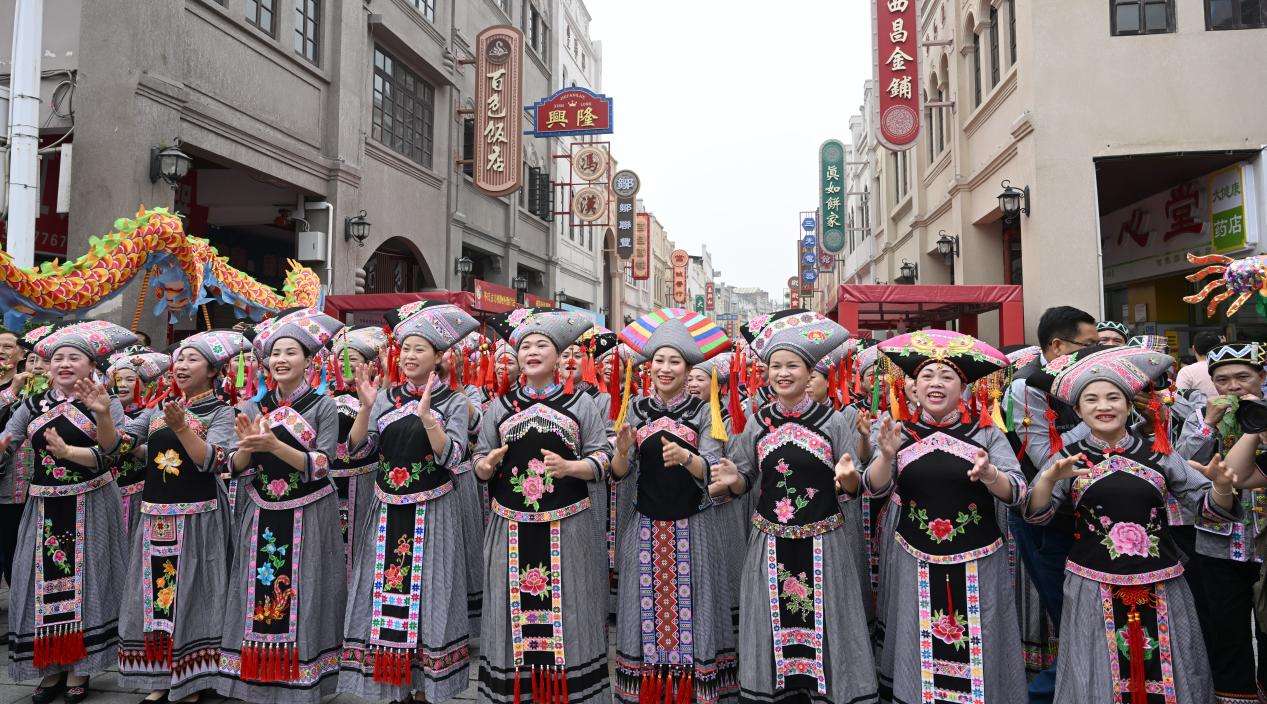 广西百色市各族群众庆祝“广西三月三”