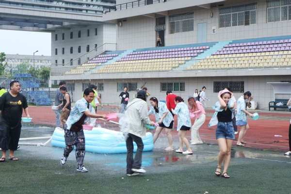 武汉高校老挝留学生在武汉工商学院欢度泼水节