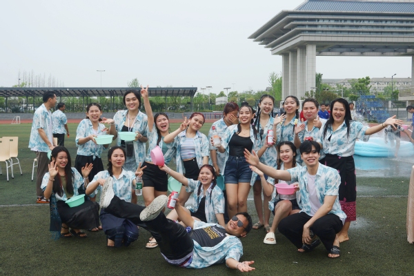 武汉高校老挝留学生在武汉工商学院欢度泼水节