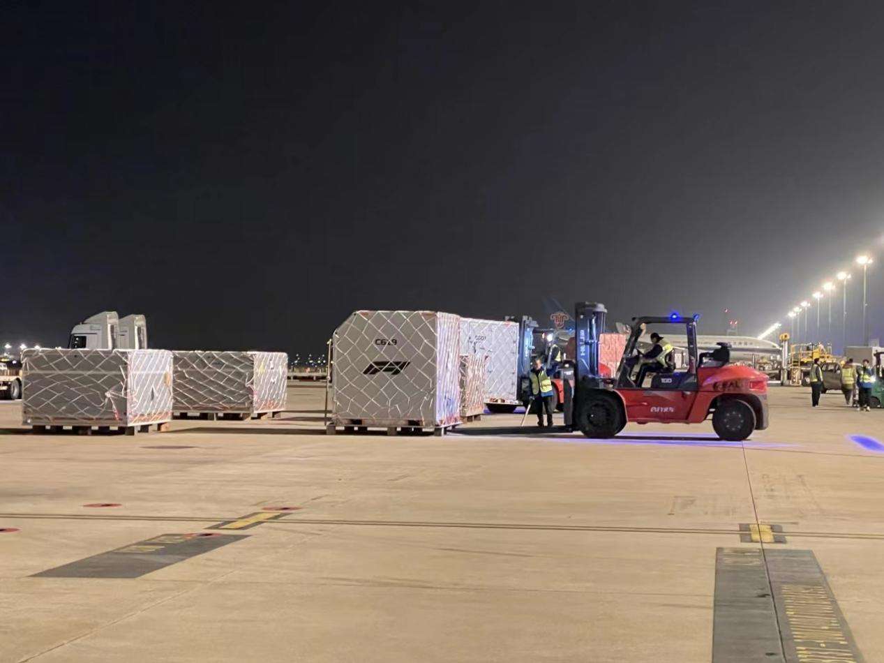 F1重返上海 东航完成438吨F1赛车及设备抵沪参赛