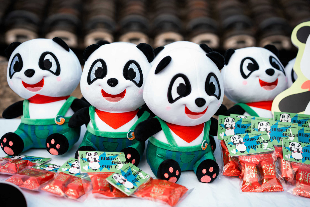“安逸熊猫”来重庆发糖果 重庆人：川渝CP磕到真糖了