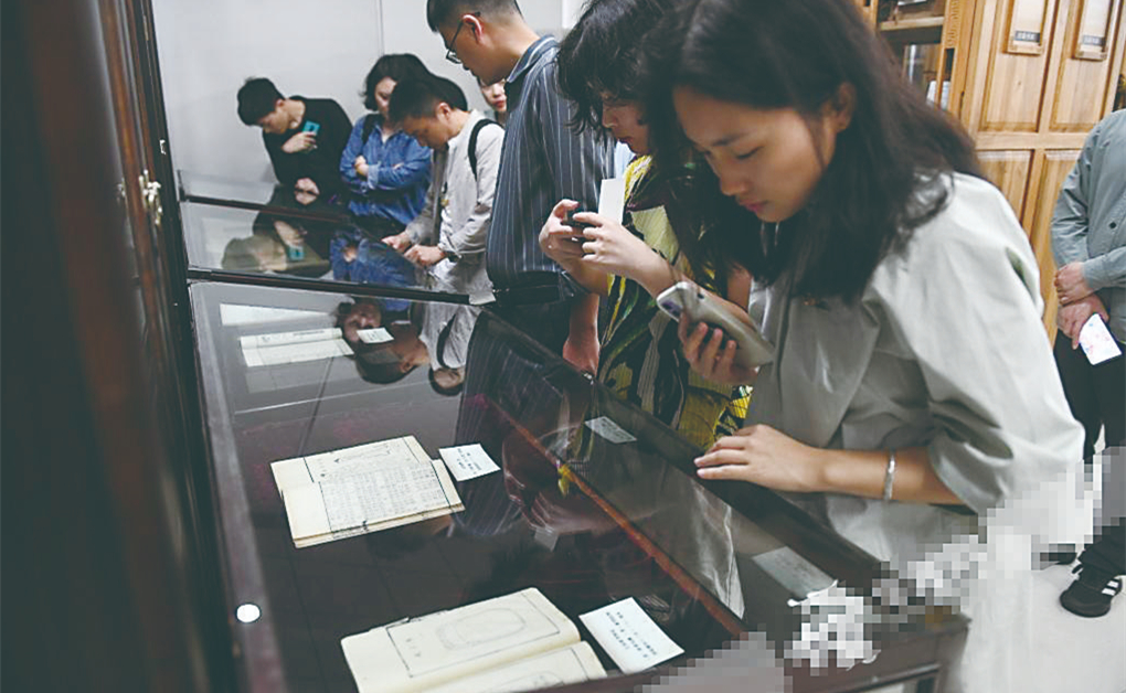 西南大学展出 12部珍贵古籍有明朝小皇帝的“定制”课本 有三峡地区最早的航道图册 有中国古代篇幅最大的蚕书