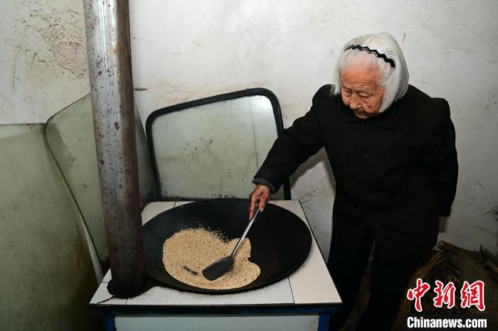 探访百岁老人日常生活：起居有常 饮食有节