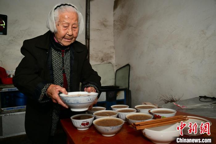 探访百岁老人日常生活：起居有常 饮食有节
