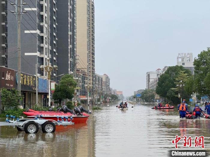 粤多地持续强降雨 广州1小时最大降雨量达96.9毫米
