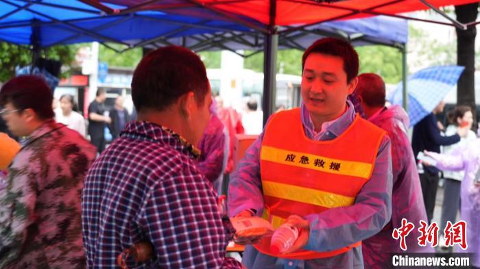强降雨致上万名旅客滞留湖南郴州 当地上演紧急转运
