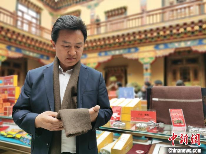 “三顾茅庐”学氆氇 青海藏族艺人冀传统编织技艺走向海外