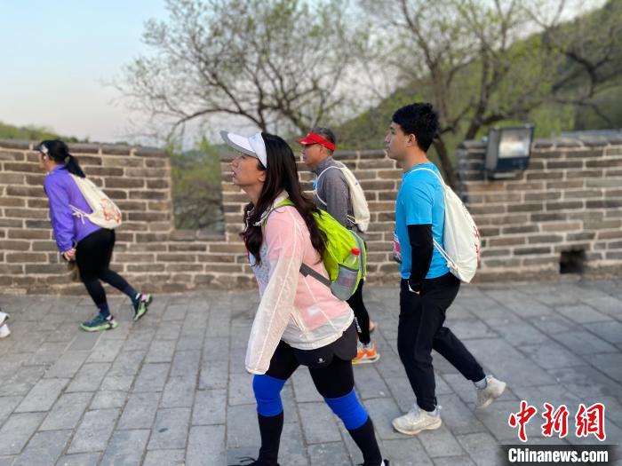 北京八达岭石峡关谷环长城越野赛开跑 1200名国内外选手参赛