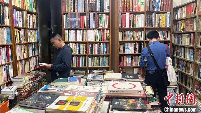 （神州写真）年轻人乐享“二手生活” 旧商品找到新主人