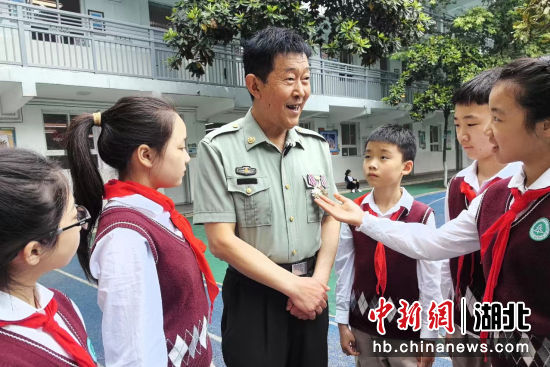 武汉市军休五中心开展进校园关心下一代工作