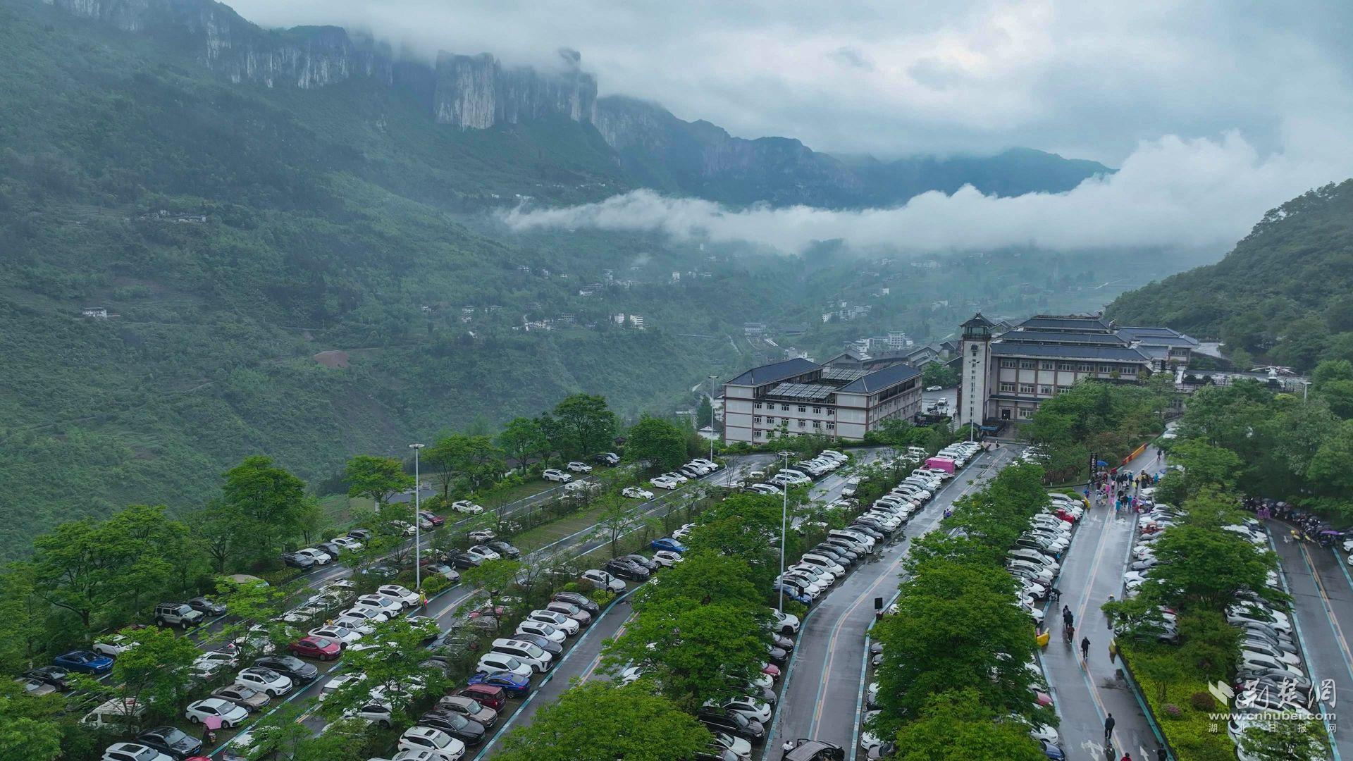 湖北恩施：峡谷烟雨似仙境 温馨服务暖人心