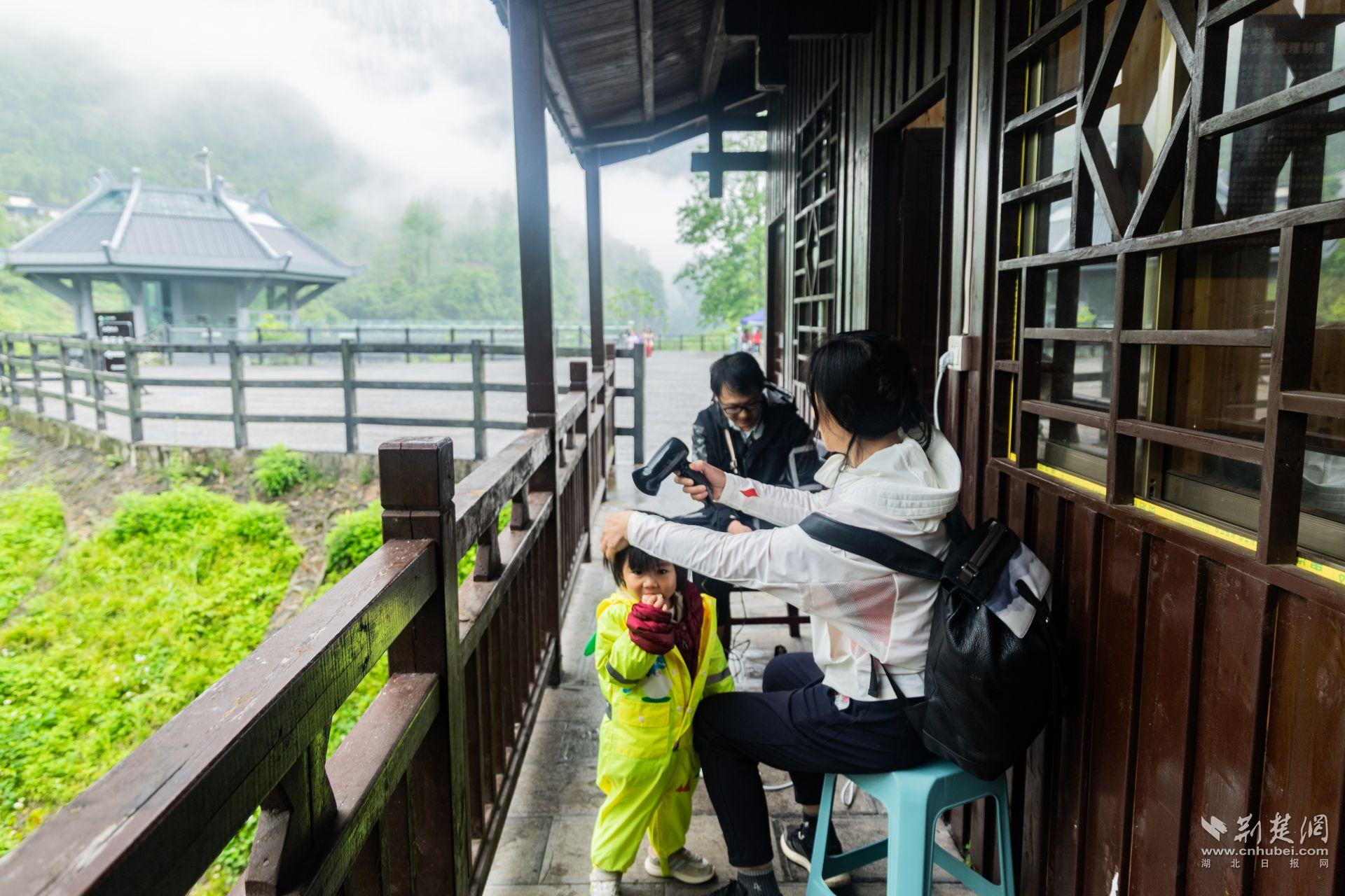 湖北恩施：峡谷烟雨似仙境 温馨服务暖人心