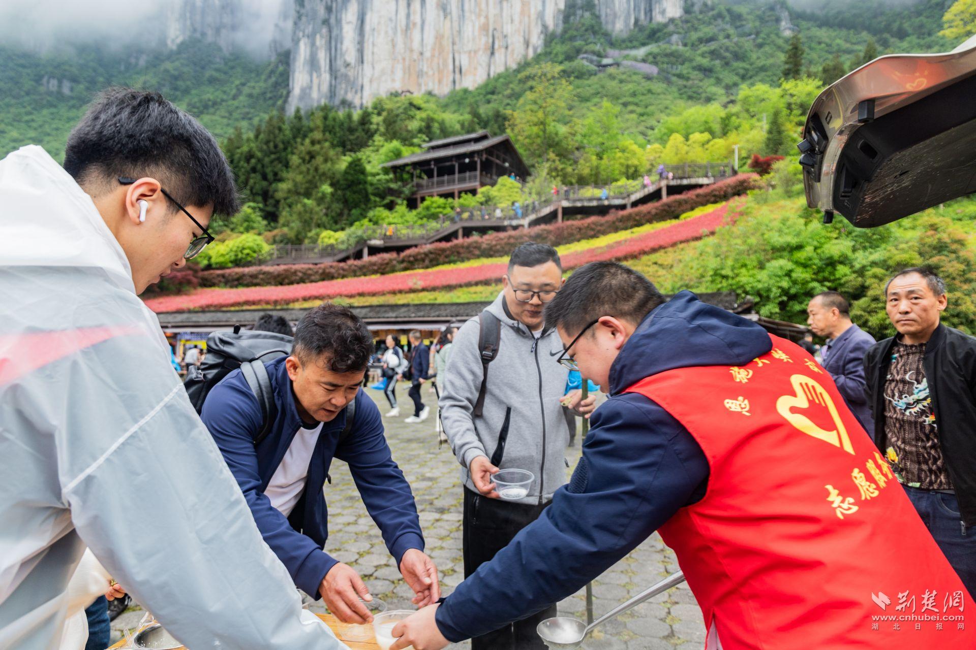 湖北恩施：峡谷烟雨似仙境 温馨服务暖人心