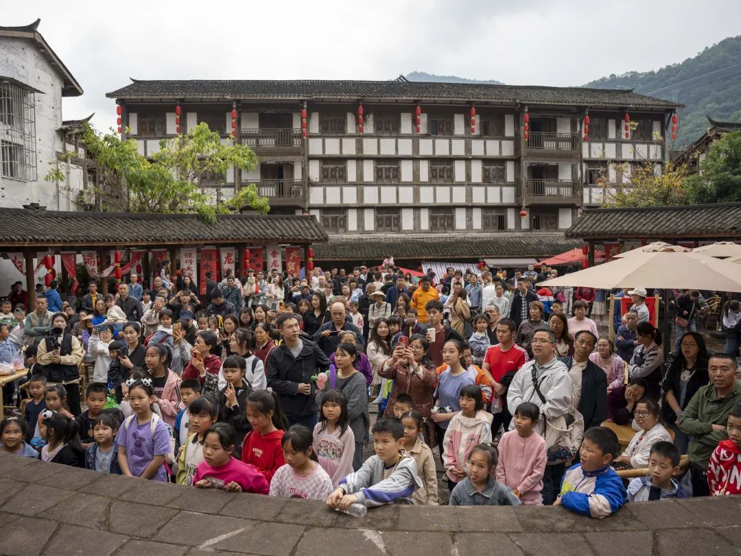 成都彭州：文旅市场活力十足、繁荣火热