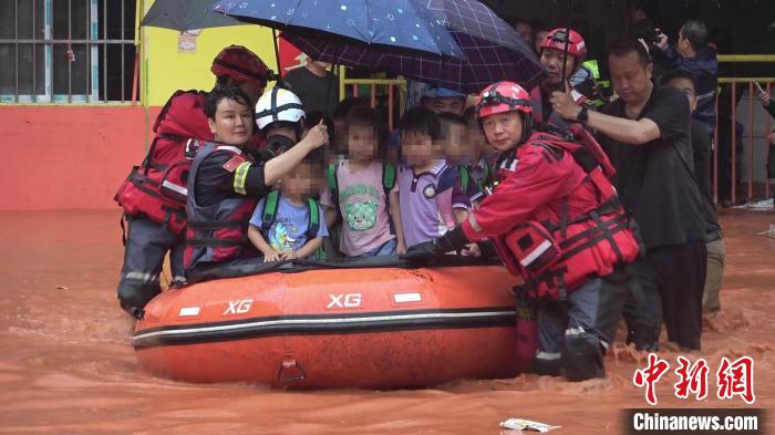 广西降雨内涝致多人被困 未来三天强降雨仍将持续