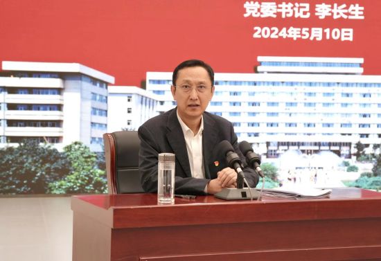 东北农业大学党委书记李长生为青年学生讲授思政课