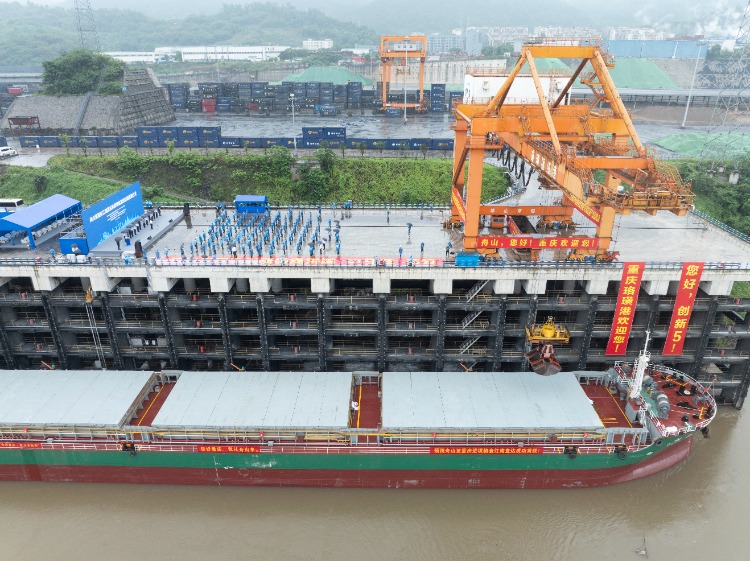 重庆：万吨级货运海船“创新5”号进入装卸工作阶段