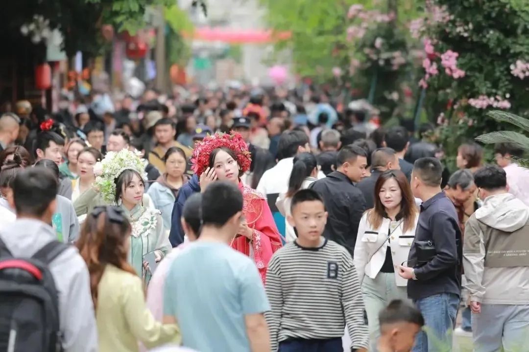 成都龙泉驿：一朵簪花热 满城“繁花”开