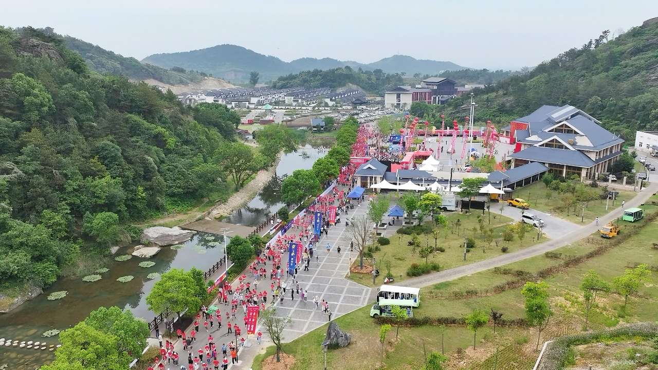 湖北孝感双峰山登山大会举行