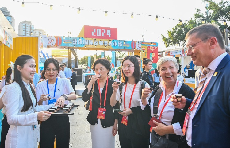 重庆国际友城美食街开街 “一网打尽”国际美食
