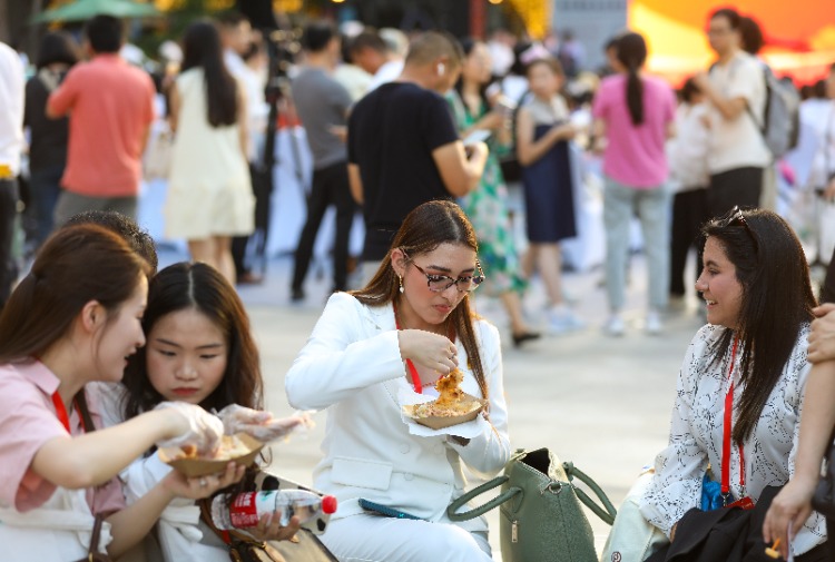 重庆国际友城美食街开街 “一网打尽”国际美食