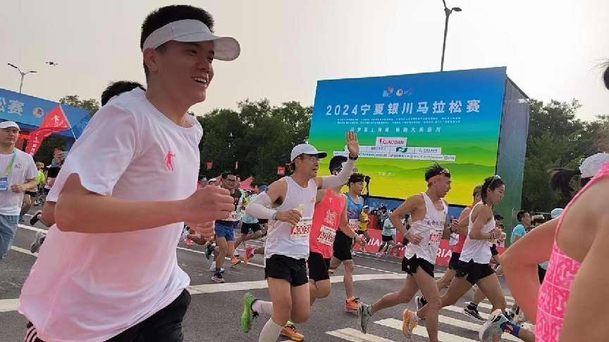 宁夏银川：马拉松赛跑出欢乐与激情