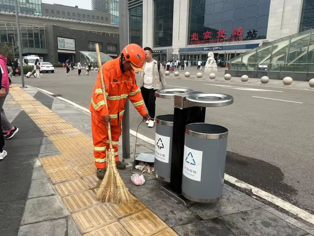 环雅动态丨“五一”环卫守一线，实干诠释劳动美