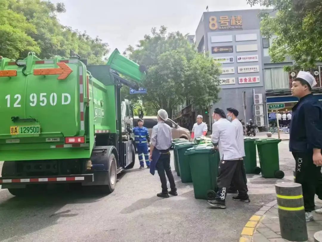 环雅动态丨“五一”环卫守一线，实干诠释劳动美