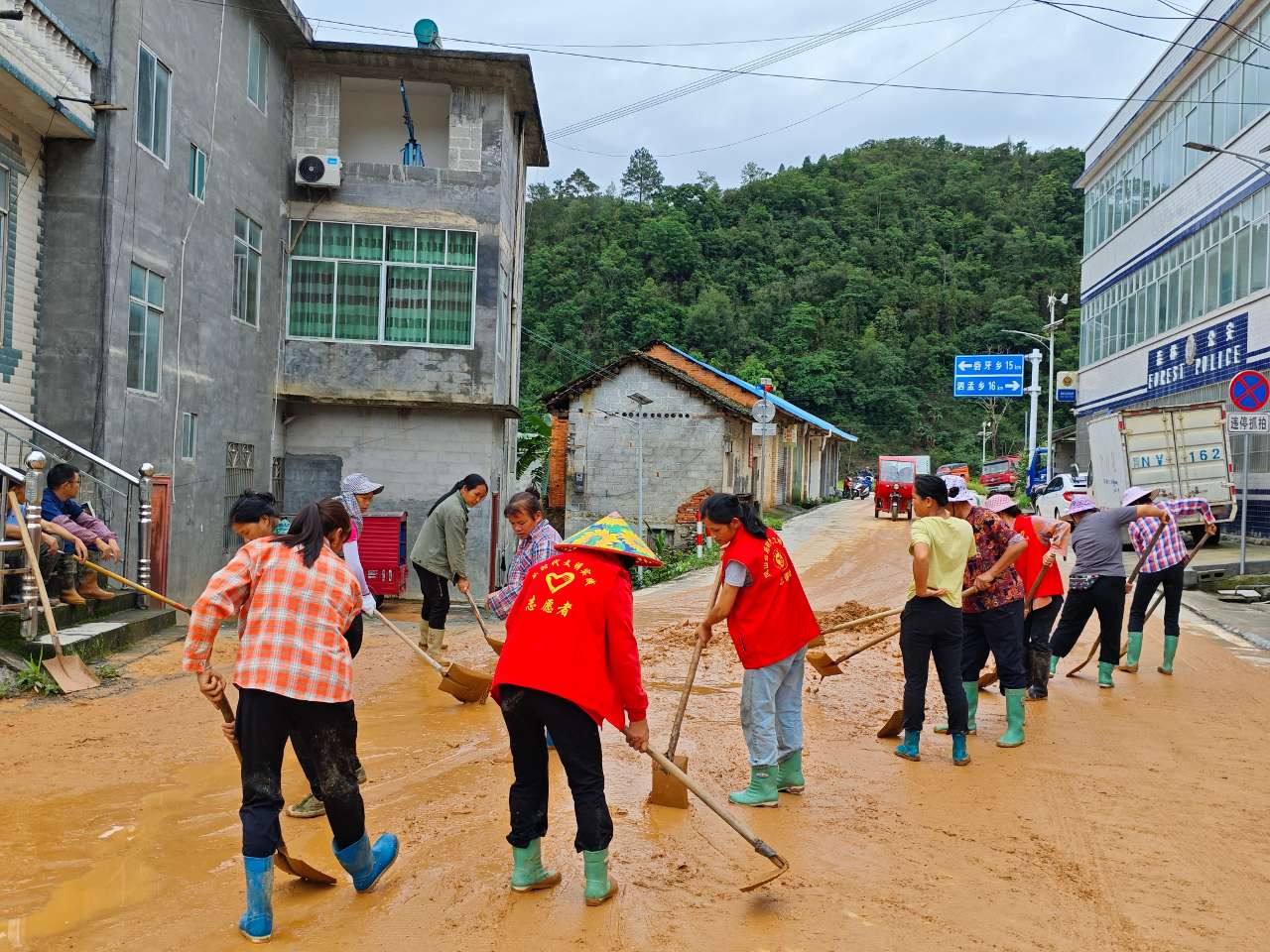 广西凤山县：全力以赴做好防汛抢险救灾