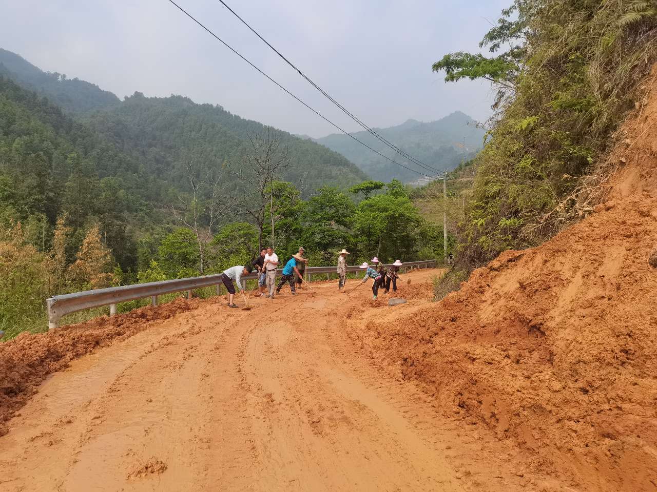 广西凤山县：全力以赴做好防汛抢险救灾