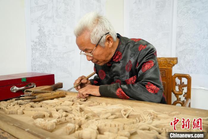 湖北通山木雕：木上“刺绣”画中戏 朴拙之中见灵奇