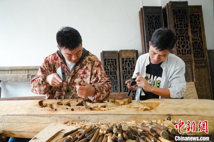 湖北通山木雕：木上“刺绣”画中戏 朴拙之中见灵奇