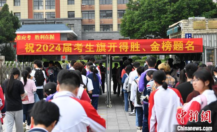 福建高考首日见闻：爱心护考暖人心