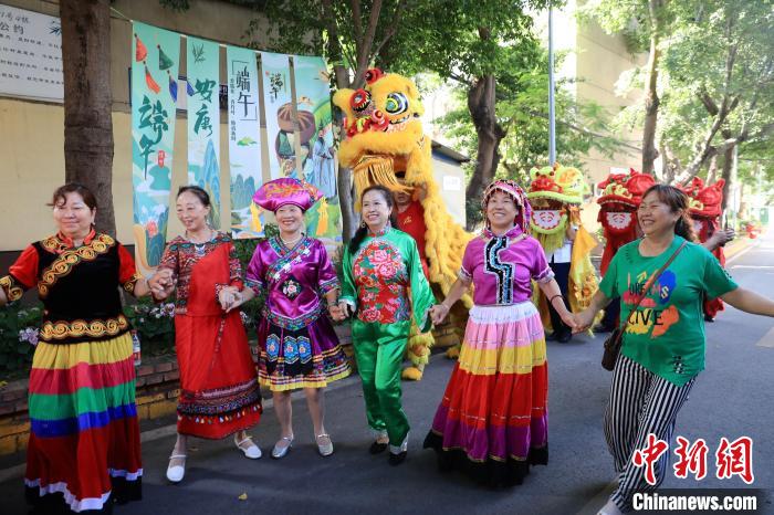 探访四川民族地区：“各民族像石榴籽一样紧紧抱在一起”