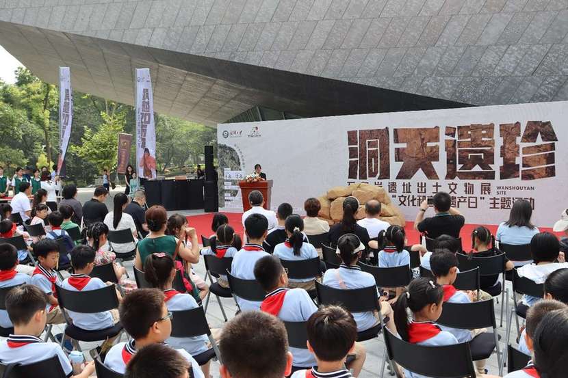 “洞天遗珍——万寿岩遗址出土文物展”在武汉大学开展