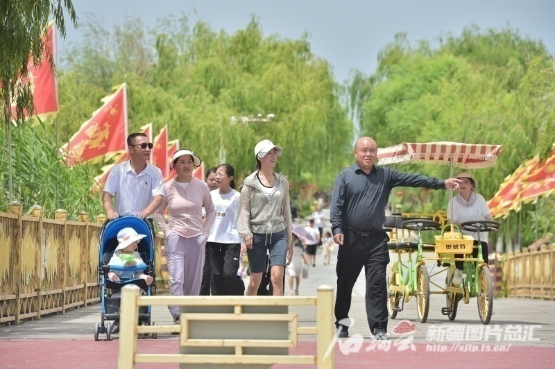 新疆各族群众庆佳节