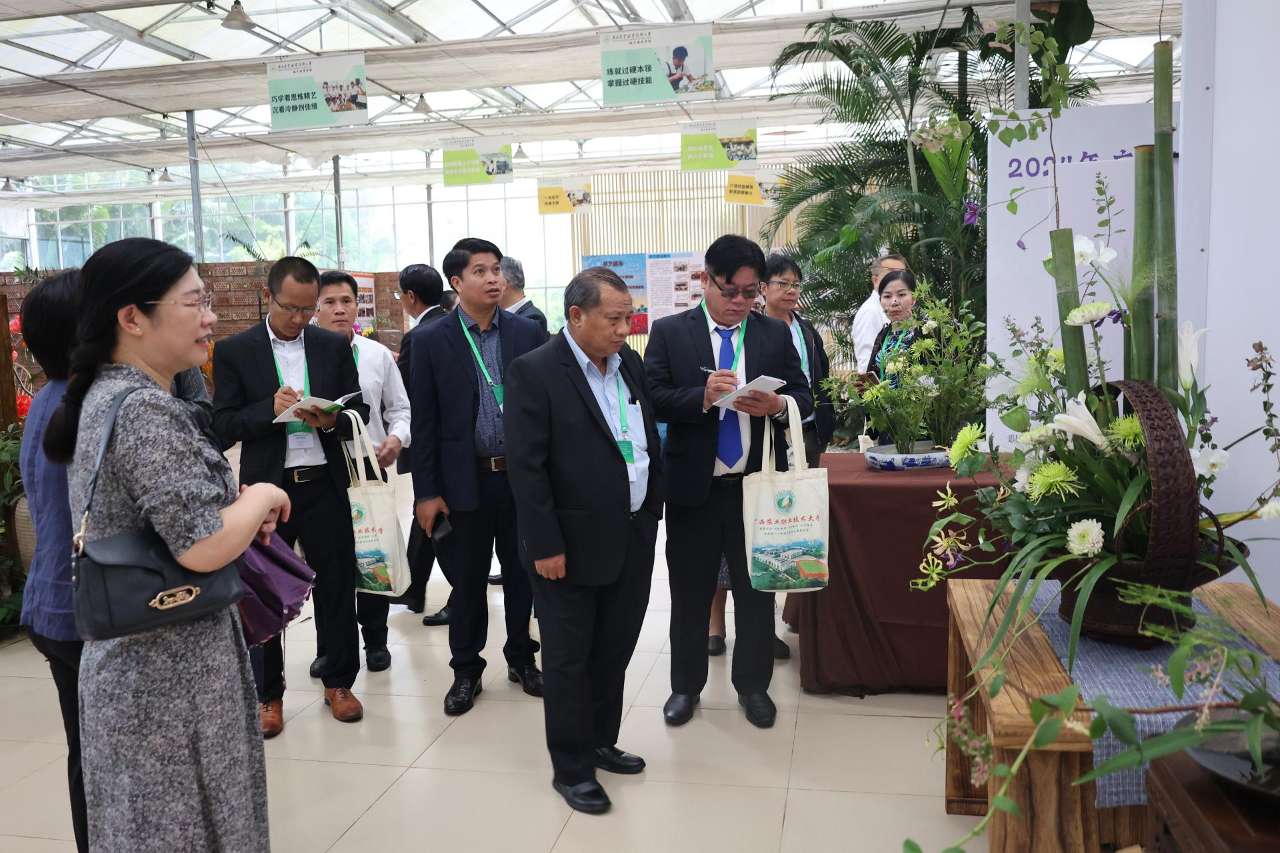 广西农业职业技术大学举办清廉文化主题花艺展赛